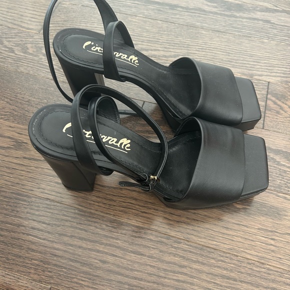 Brand new platform heels. - Picture 2 of 3